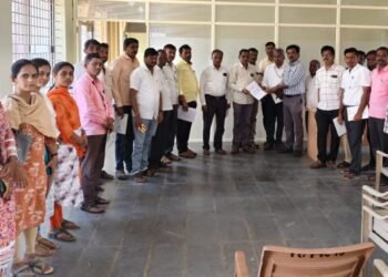 ವಿವಿಧ ಬೇಡಿಕೆಗೆ ಆಗ್ರಹಿಸಿ ಯಲಬುರ್ಗಾದಲ್ಲಿ ಗ್ರಾಮ ಆಡಳಿತ ಅಧಿಕಾರಿಗಳ ಮುಷ್ಕರ