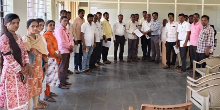 ವಿವಿಧ ಬೇಡಿಕೆಗೆ ಆಗ್ರಹಿಸಿ ಯಲಬುರ್ಗಾದಲ್ಲಿ ಗ್ರಾಮ ಆಡಳಿತ ಅಧಿಕಾರಿಗಳ ಮುಷ್ಕರ