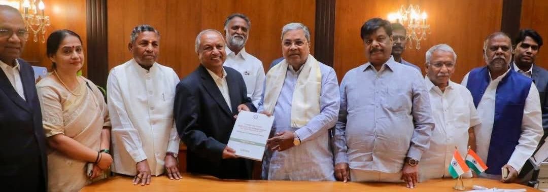 ದಲಿತ ಸಮುದಾಯಗಳಿಗೆ ಒಳ ಮೀಸಲಾತಿ ಕಲ್ಪಿಸುವ ಸಂಬಂಧ ರಚಿಸಲಾಗಿದ್ದ ನಿವೃತ್ತ ನ್ಯಾಯಮೂರ್ತಿ ನಾಗಮೋಹನ್ ದಾಸ್ ಅವರ ಸಮಿತಿಯ ಮಧ್ಯಂತರ ವರದಿಯನ್ನು ವಿಧಾನಸೌಧದಲ್ಲಿ ಮುಖ್ಯಮಂತ್ರಿ ಸಿದ್ದರಾಮಯ್ಯ ಅವರಿಗೆ ಫೆ. 27 ರಂದು ಸಲ್ಲಿಸಿದರು. ಸರ್ಕಾರದ ಮುಖ್ಯ ಕಾರ್ಯದರ್ಶಿಗಳಾದ ಡಾ. ಶಾಲಿನಿ ರಜನೀಶ್, ಸಚಿವರುಗಳಾದ ಕೆ.ಹೆಚ್.ಮುನಿಯಪ್ಪ, ಹೆಚ್.ಸಿ. ಮಹದೇವಪ್ಪ, ಆರ್.ಬಿ.ತಿಮ್ಮಾಪುರ್, ಮಾಜಿ ಸಚಿವರಾದ ಎಚ್. ಆಂಜನೇಯ, ಶಾಸಕರಾದ ಬಸಂತಪ್ಪ ಸೇರಿ ಹಲವರು ಈ ಸಂದರ್ಭದಲ್ಲಿ ಉಪಸ್ಥಿತರಿದ್ದರು.
