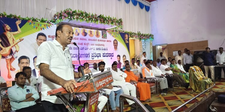 ಕುಷ್ಟಗಿ ಹಾಲುಮತ ಸಮಾಜದ ಪ್ರತಿಭಾವಂತ ವಿದ್ಯಾರ್ಥಿಗಳಿಗೆ ಪ್ರತಿಭಾ ಪುರಸ್ಕಾರ