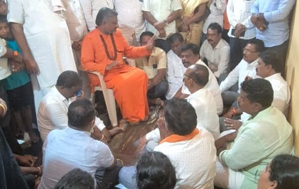 ಗವಿಸಿದ್ದಪ್ಪ ನಾಯಕ ನಿವಾಸಕ್ಕೆ  ಮಹರ್ಷಿ ವಾಲ್ಮೀಕಿ ಗುರುಪೀಠದ ಪ್ರಸನ್ನಾನಂದಪುರಿ ಸ್ವಾಮೀಜಿ ಭೇಟಿ